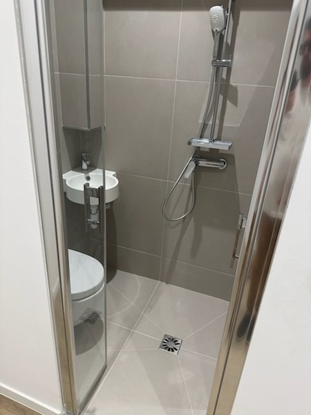Maid room with central location and having its own shower-room and equipped with air-conditioning - 4