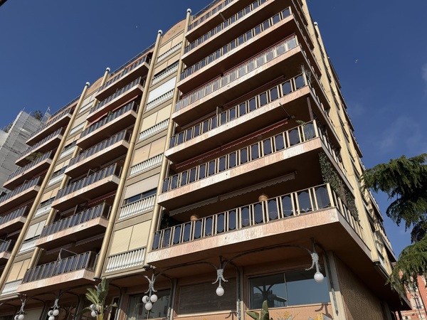Dans un immeuble en plein centre de Monaco grand 3 pièces avec vue panoramique - 1