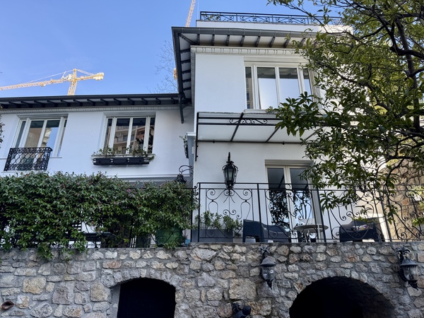 Villa Ristrutturata con Giardino, Piscina Riscaldata e Garage per 4 Auto - 3