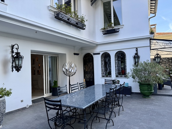 Villa Ristrutturata con Giardino, Piscina Riscaldata e Garage per 4 Auto - 4