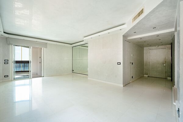 Ampio appartamento situato all'ultimo piano della residenza di lusso Parc Saint Roman - 4