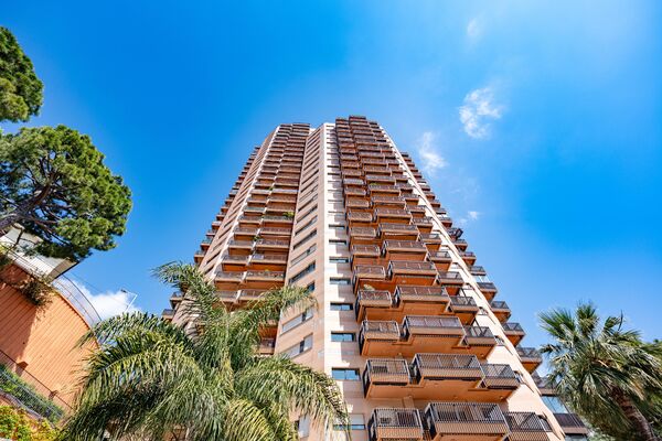 Ampio appartamento situato all'ultimo piano della residenza di lusso Parc Saint Roman - 1