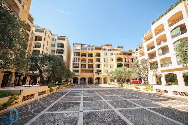 Local à vendre au calme sur la placette de Fontvieille - 1
