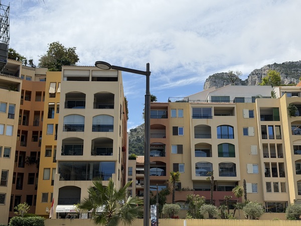 Locale con grandi finestre che si affacciano sul mare - 1
