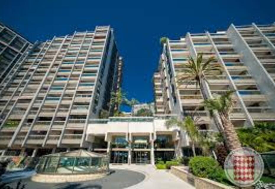 Large mixed-use studio in a luxurious residence in the Carré d'Or