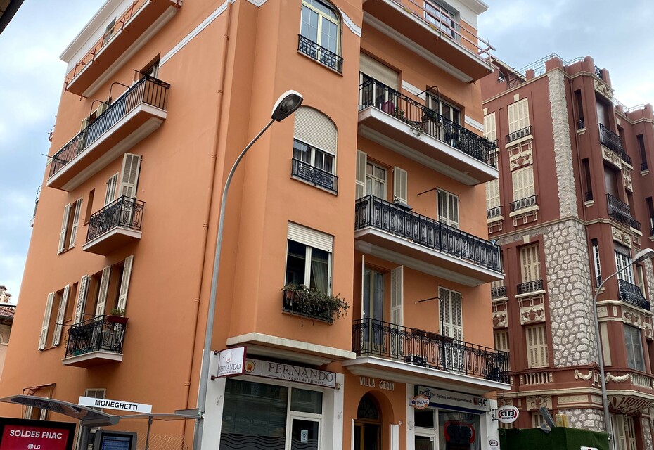 Dans un joli petit Immeuble bourgeois grand 2 pièces entièrement rénové