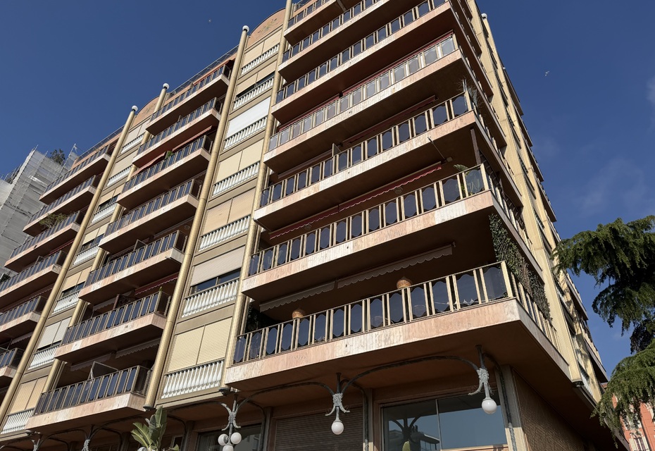 Dans un immeuble en plein centre de Monaco grand 3 pièces avec vue panoramique