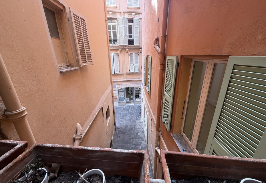 Dans le quartier calme de Monaco-Ville jolie 3p à usage mixte