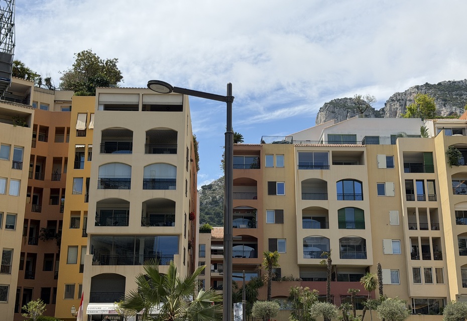 Locale con grandi finestre che si affacciano sul mare